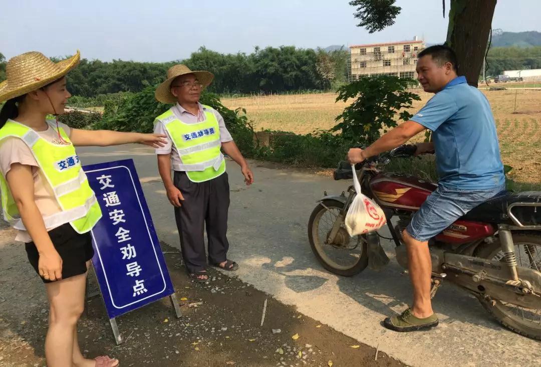 黄竹村干部在行动中进行交通安全劝导