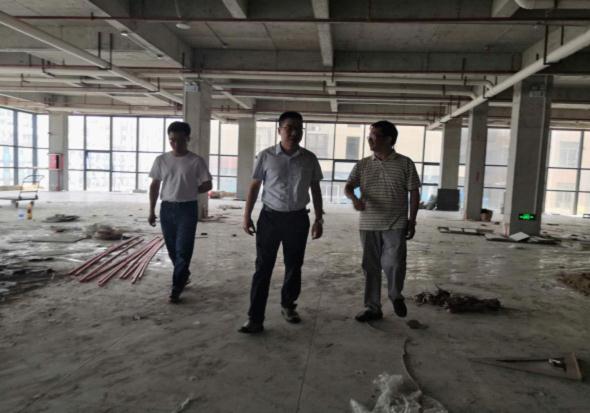 市电商办主任陈志刚在大站镇督导农产品现代流通产业园建设