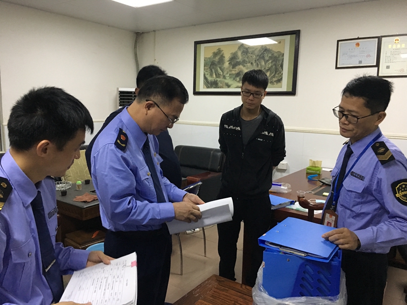 图为检查食品台账的情况.JPG