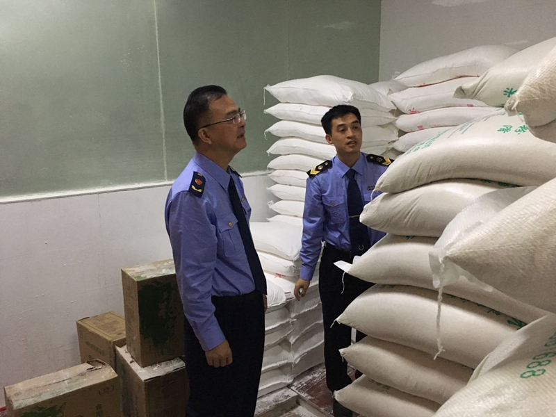 图为检查原料仓的情况.jpg