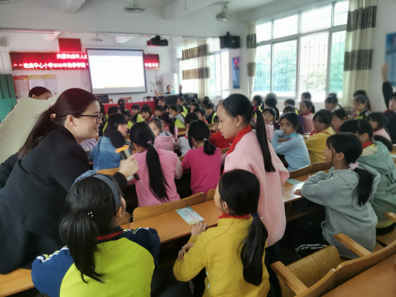 2020.12.03-汤丽平讲师与学生亲切交流2.jpg