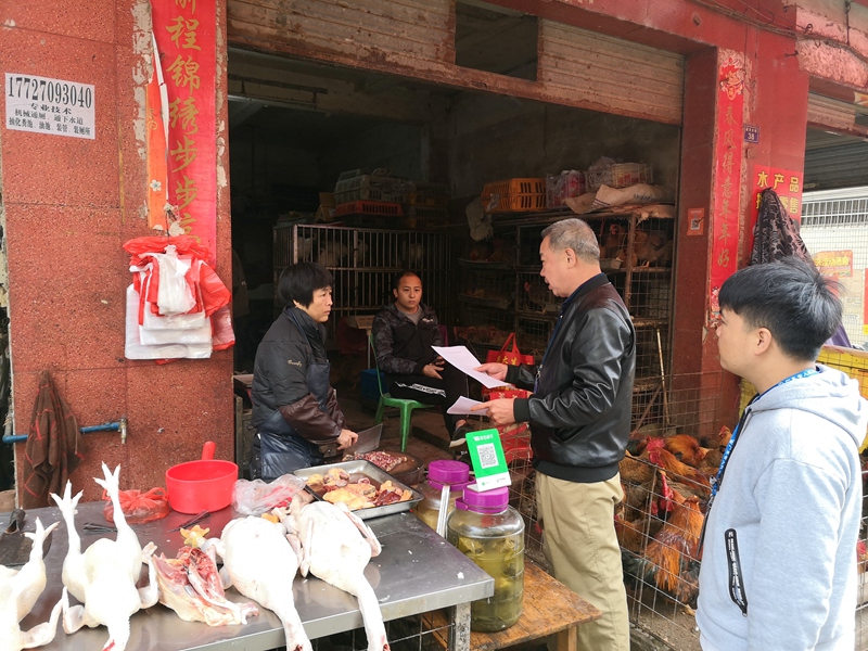 执法人员检查活禽市场现场.jpg