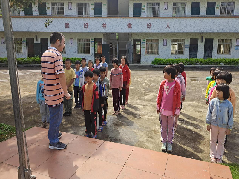 4月29日,瑶排村彭光支书到瑶排村大江小学开展交通安全、防溺水教育宣传活动。.png