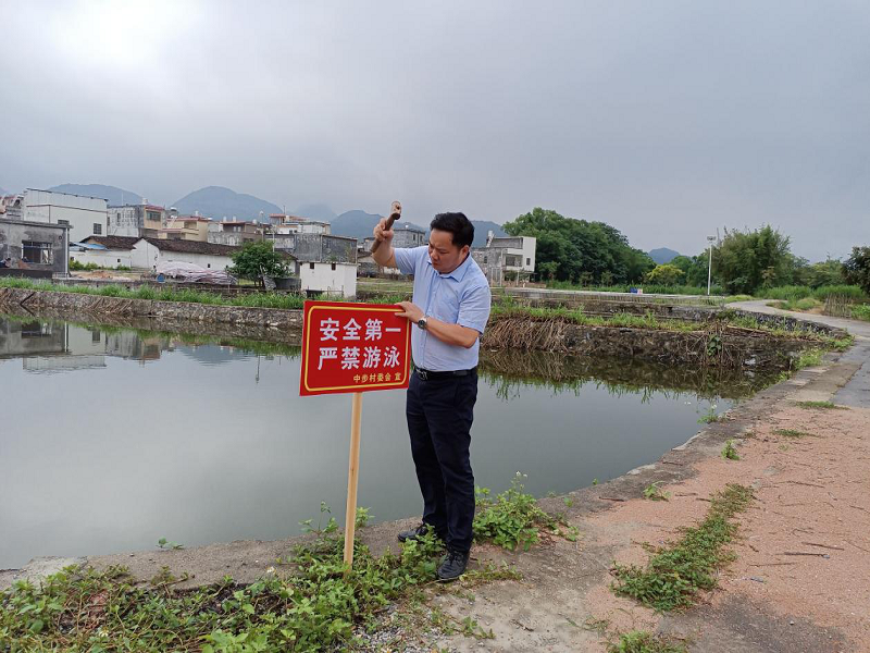 5月6日,中步村杨华桥支书到水域旁竖立防溺水警示牌.png
