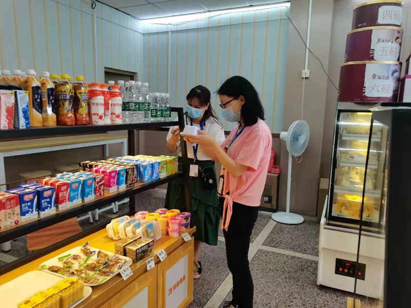 图为市场监管局执法人员检查校园周边食品经营单位.jpg