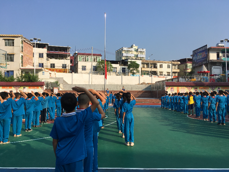 举行隆重的升旗仪式.jpg