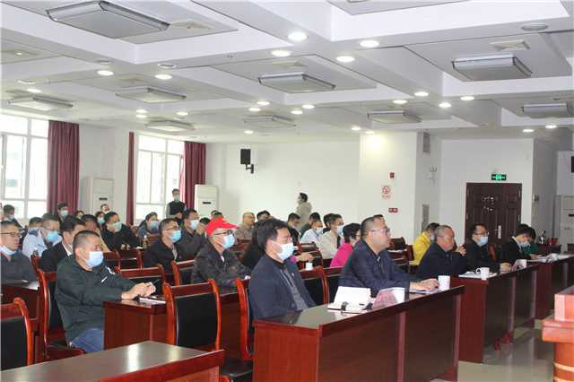 观看警示片.JPG