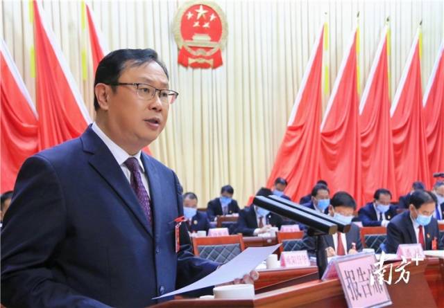英德市人民政府代市长林明晓向大会作工作报告。孙运冰 摄
