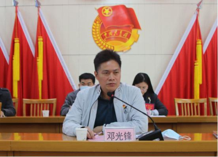 党委副书记邓光锋在会上发言会上,新当选的团镇委书记邱楚萍代表新