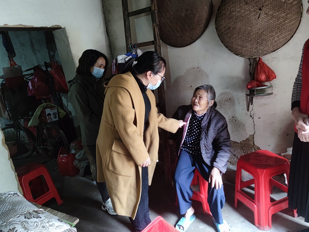 社工站站长提醒群众做好防寒措施.jpg