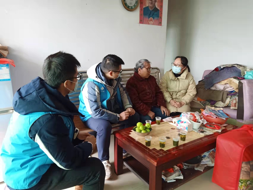 社工站站长张彩虹带领社工入户送温暖,与群众亲切面谈.jpg