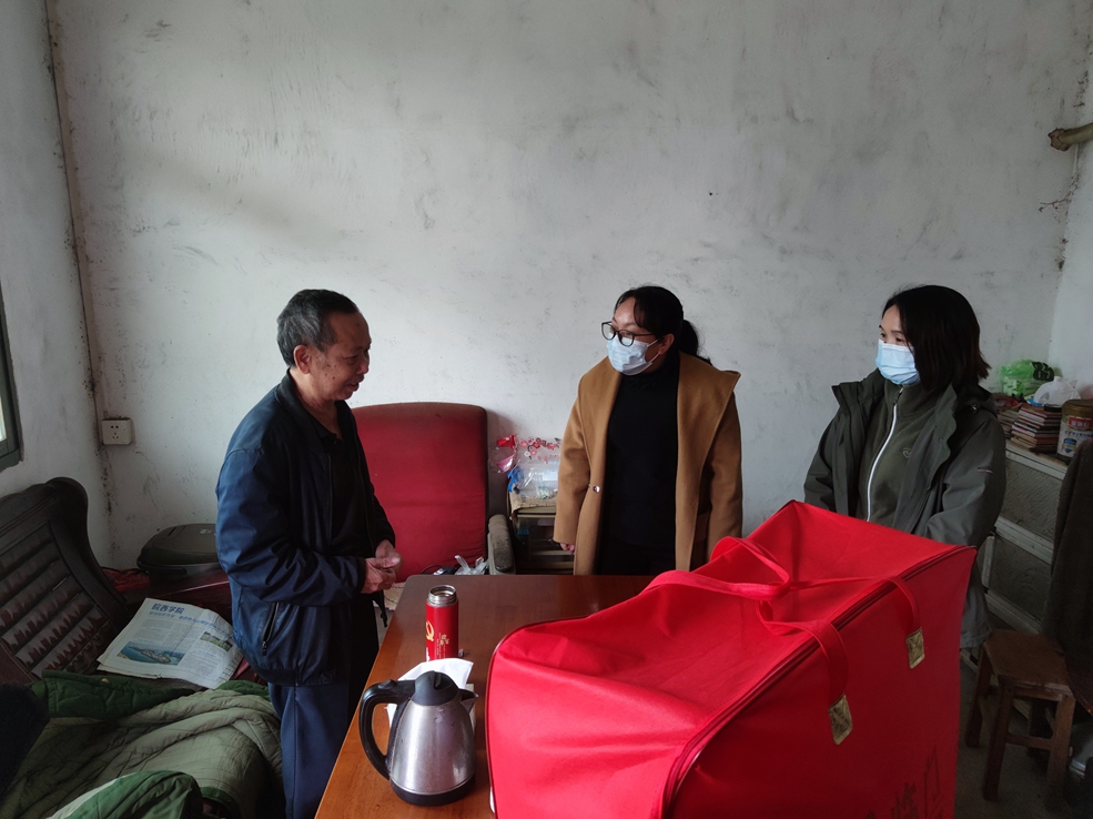 社工站站长张彩虹带领社工入户送温暖,与群众亲切面谈2.jpg