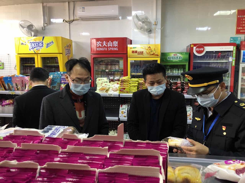图为检查食品经营单位.jpg
