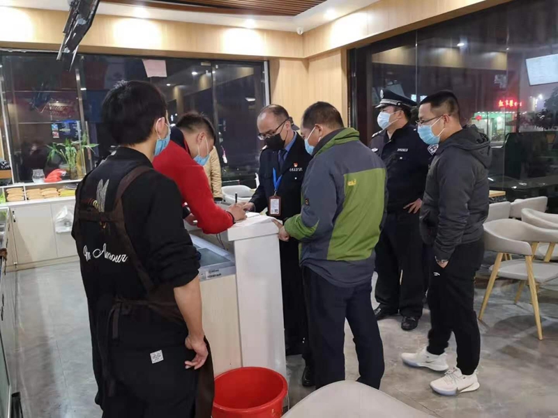 检查重点针对夜晚营业的宵夜档,奶茶店,甜品店等容易出现人员聚集的