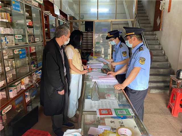 英德又有两家药店停业整顿（药店监督检查现场）.jpg