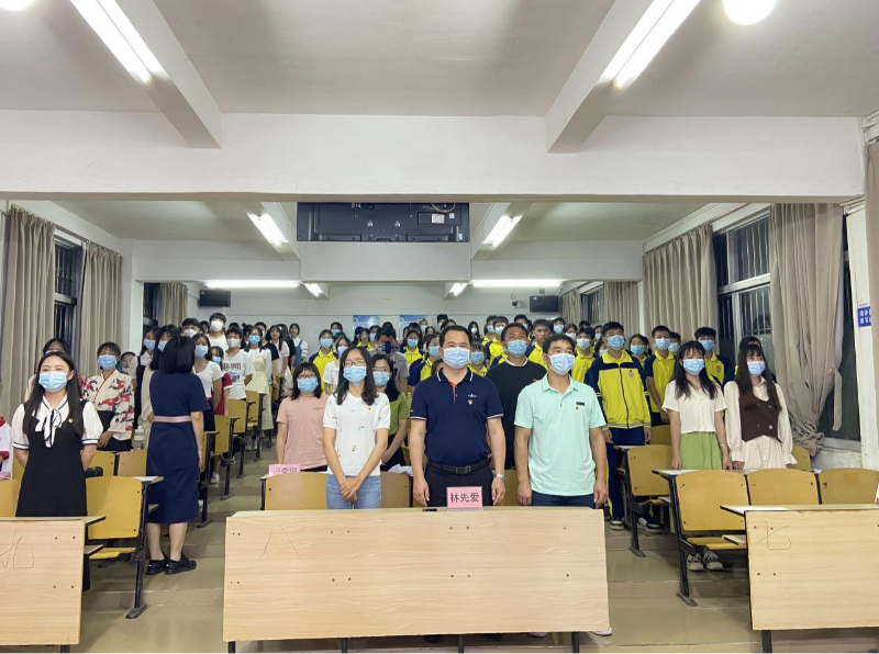 1.国歌声中参与师生全体肃立.png