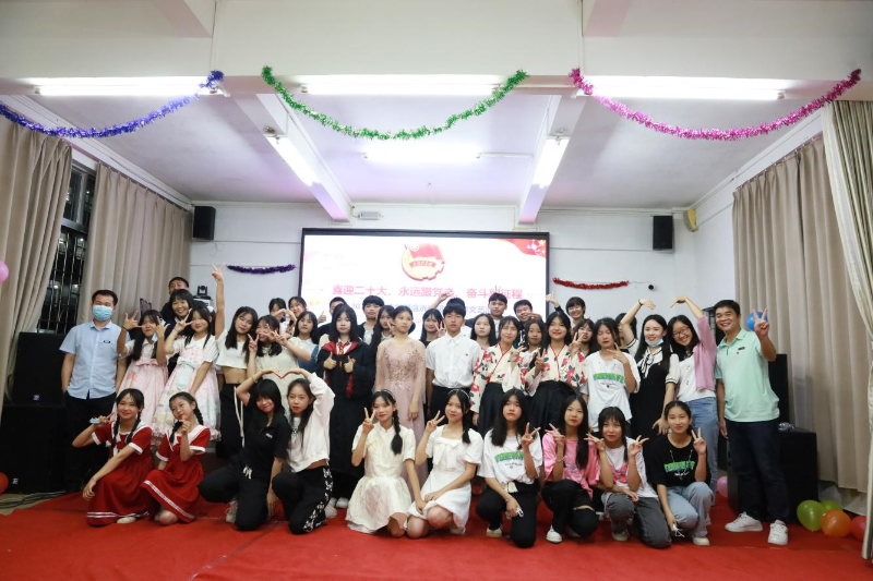 15.教师与表演学生合影.png