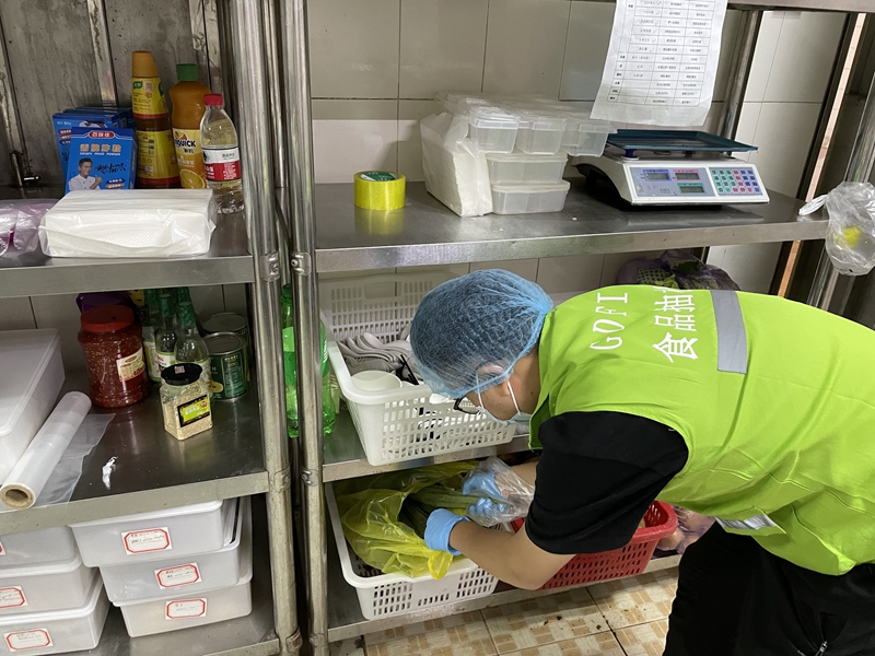 图为检验人员进行食材采样.jpg