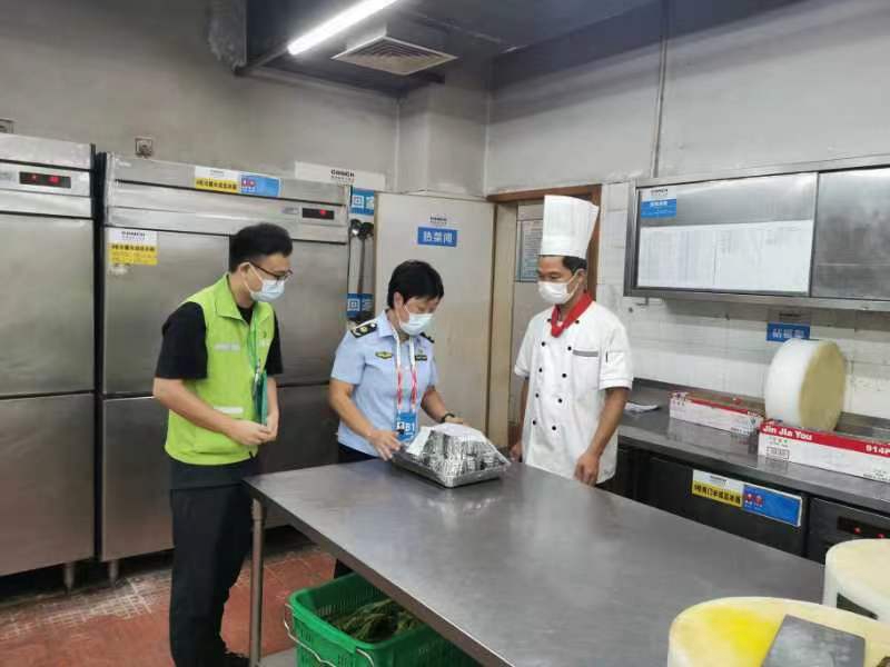 图为驻点人员督促酒店落实食品留样.jpg