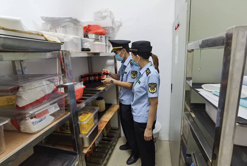 图为驻点人员检查仓库食材.jpg