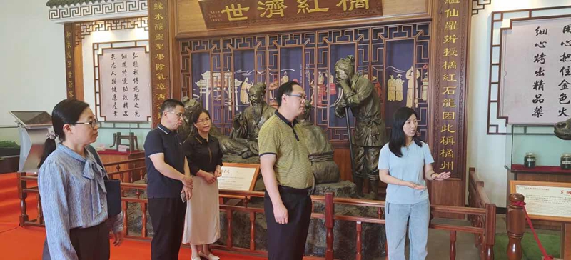 参观地标产品现场.jpg