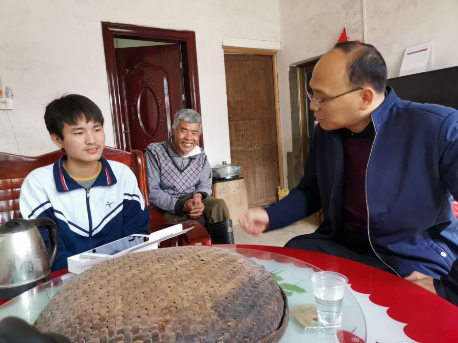 英西中学开展送学习终端到贫困学生促学活动