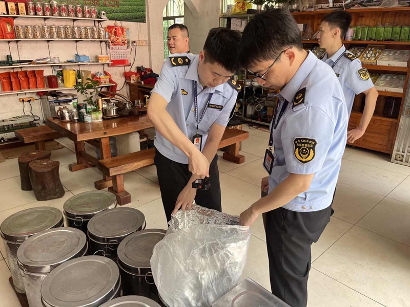 执法人员开展专项检查行动现场.jpg