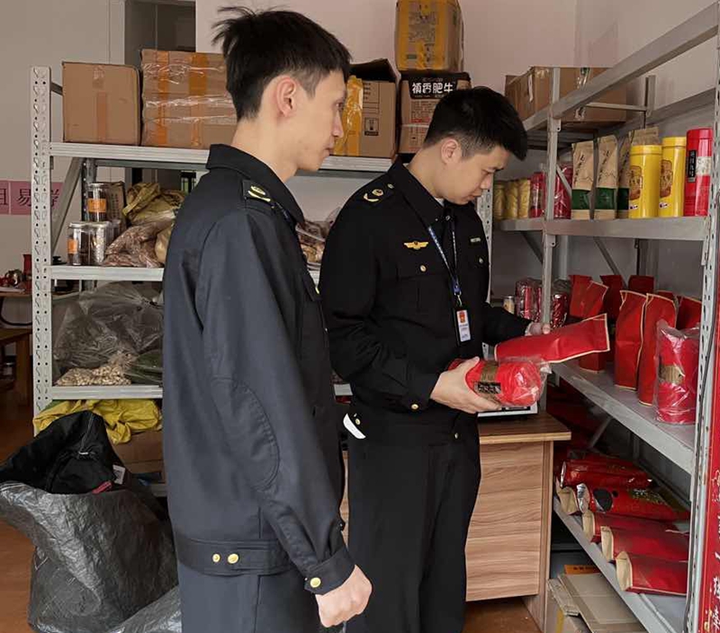 执法人员开展专项检查行动现场1.jpg