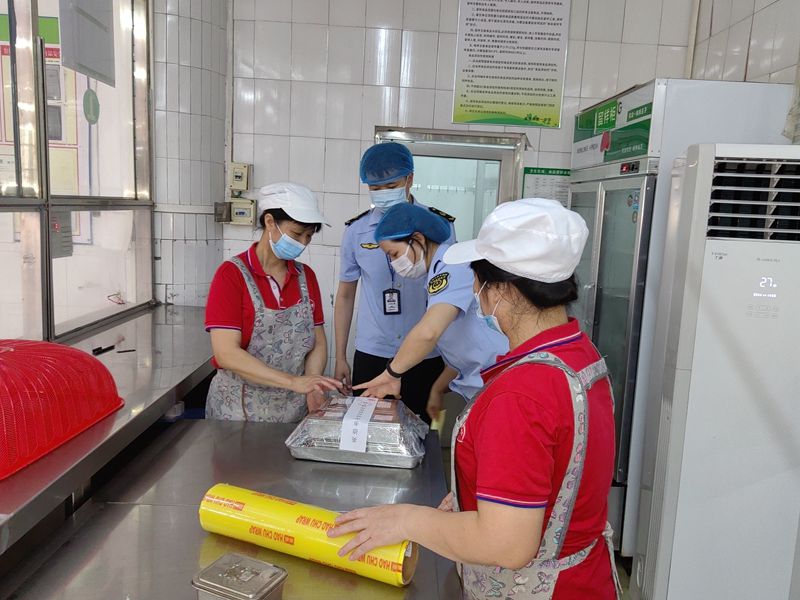 高考期间执法人员驻点监餐封存食品留样.jpg