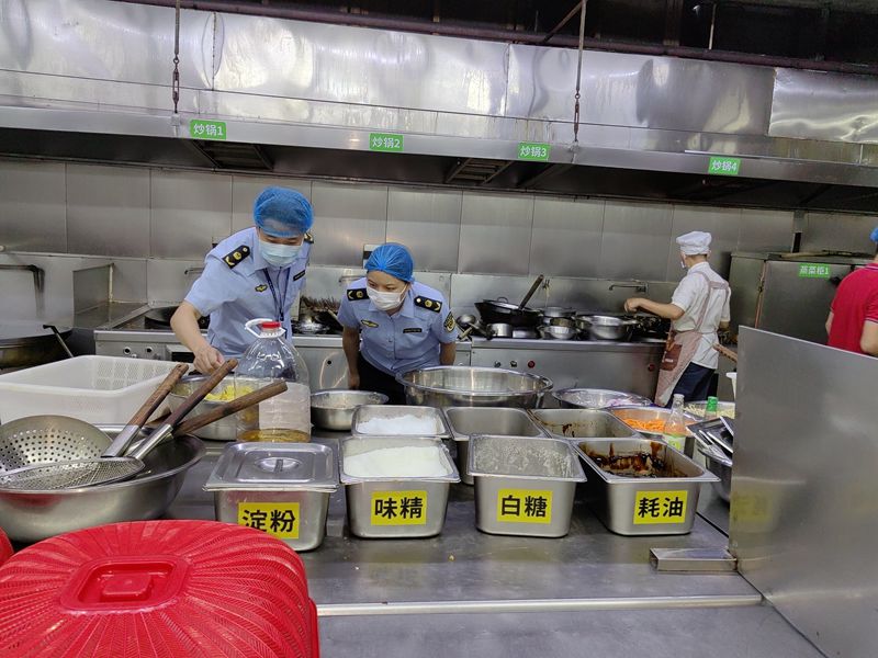 高考期间执法人员驻点监餐检查.jpg