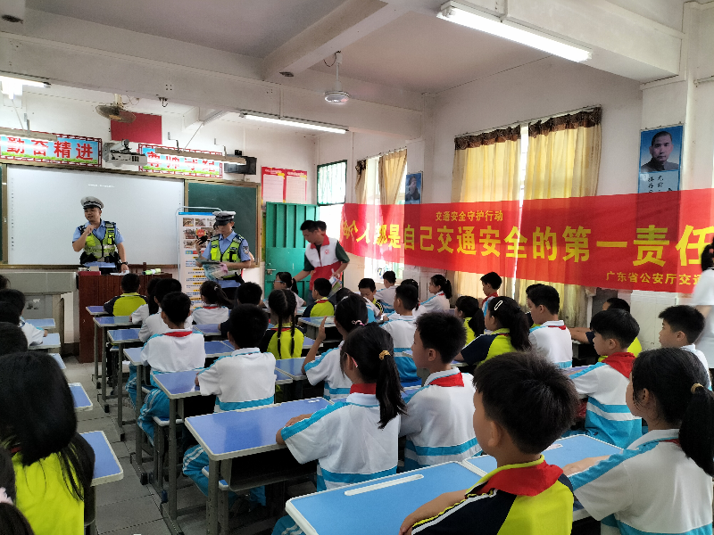 1.民警为学生们讲解道路交通安全知识.jpg