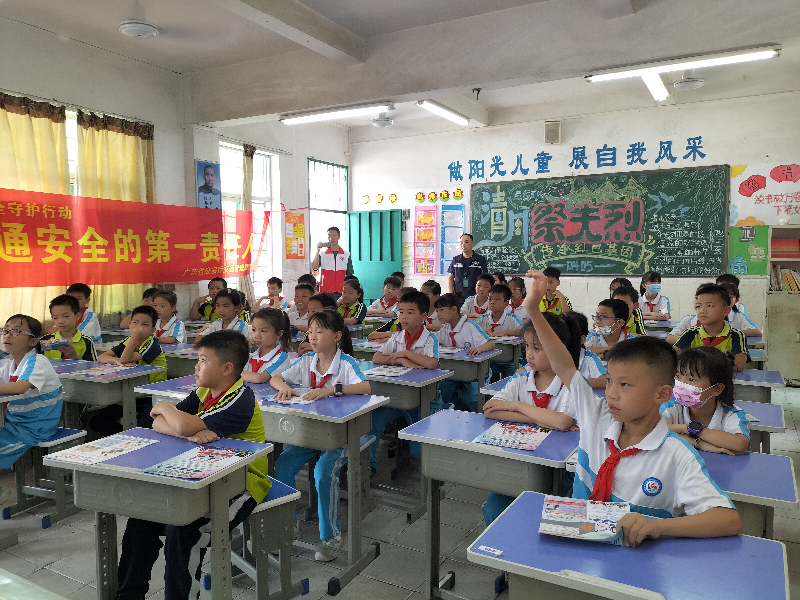 4.同学举手回答问题.jpg