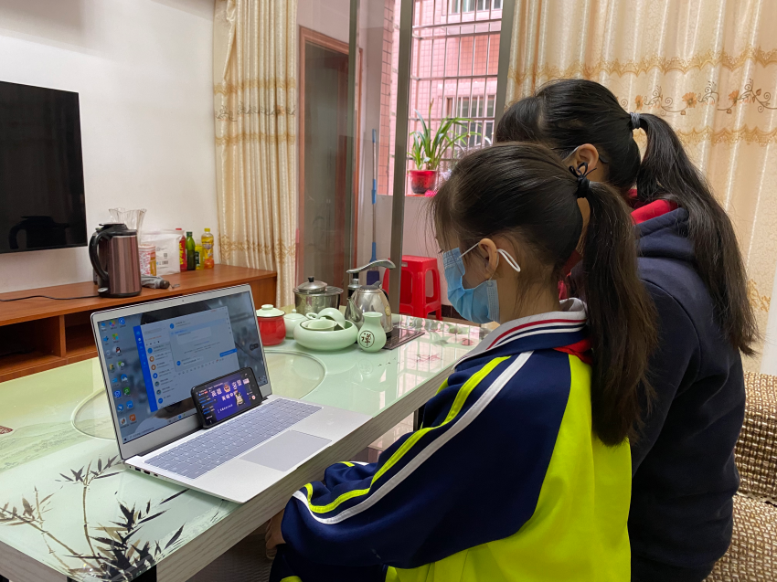 市六小家长陪同观看学习.jpg