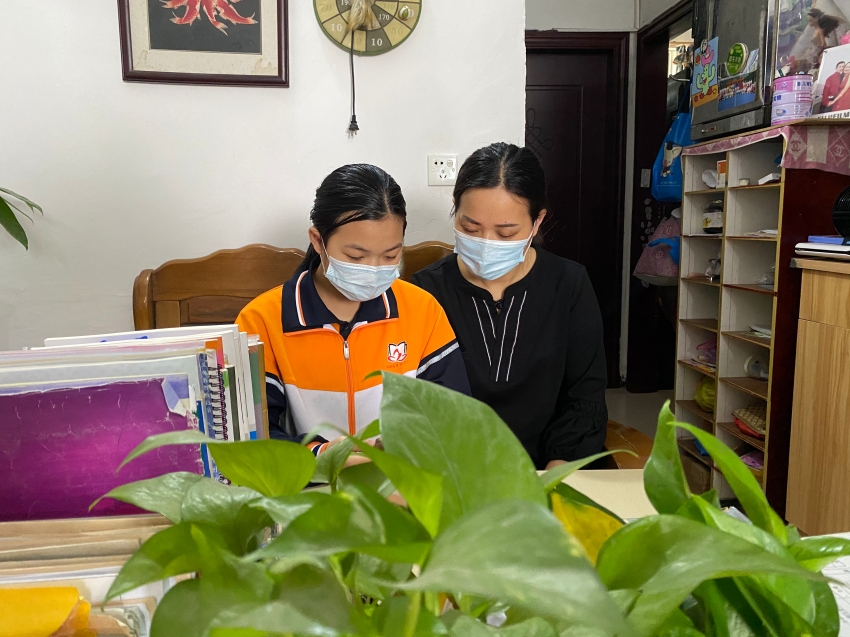市八中家长陪同观看学习.jpg