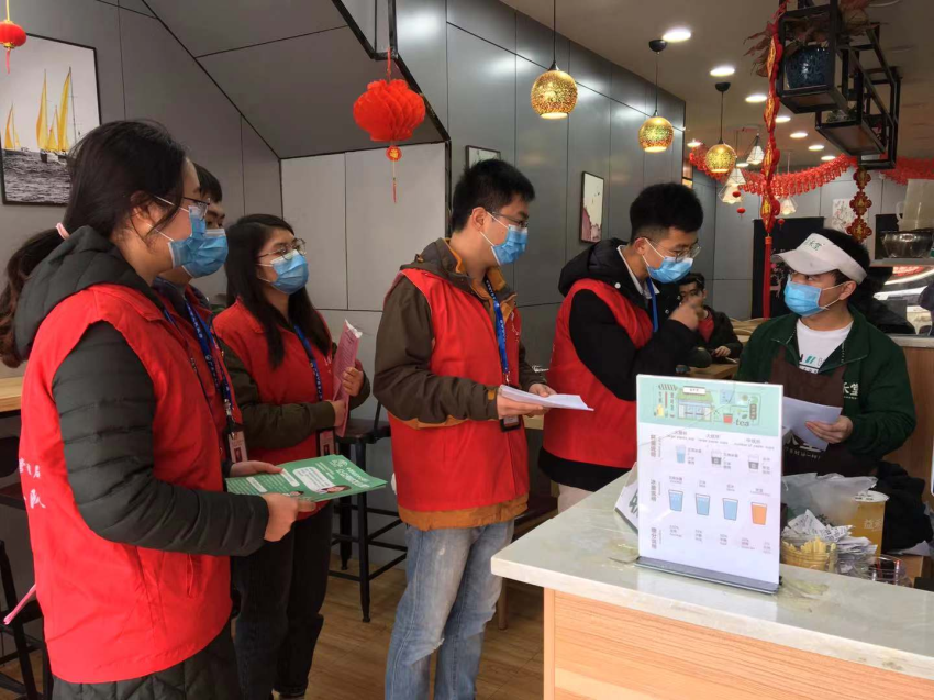 3.13英德市市场监督管理局志愿服务队开展爱护环境、筑牢抗疫防线活动 (2).jpg