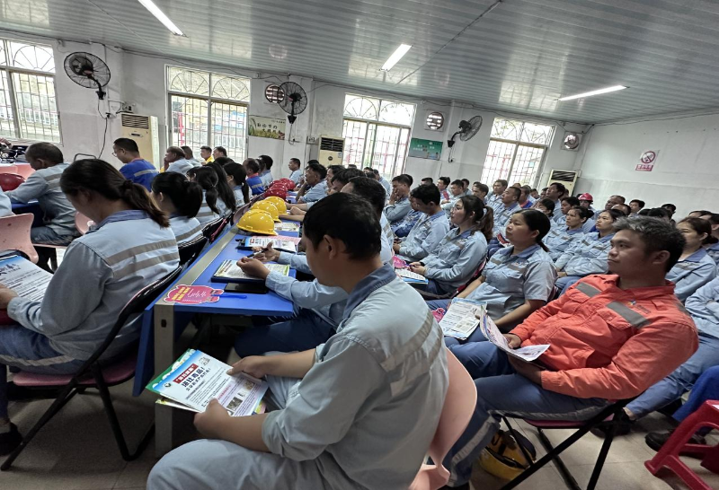 企业员工认真学习禁毒知识.png