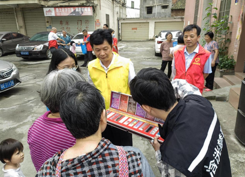 工作人员向居民展示毒品模型并讲解毒品知识.png
