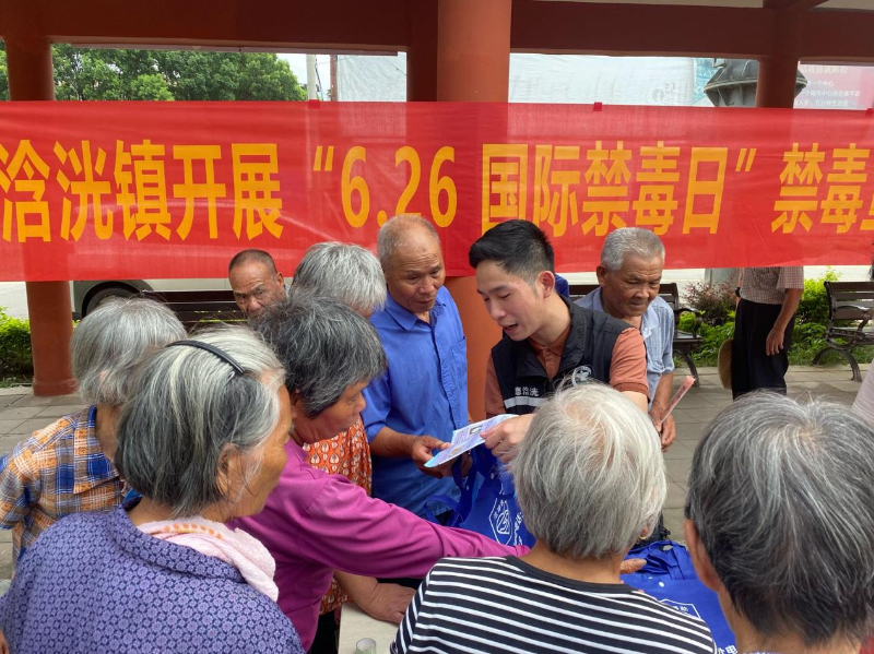 工作人员在党建广场派发禁毒宣传资料.png