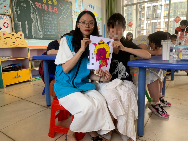 孩子将作品送给社工.jpg