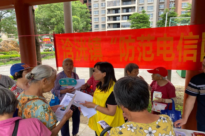 副镇长黄新连向群众深入细致讲解防范诈骗的技巧.png