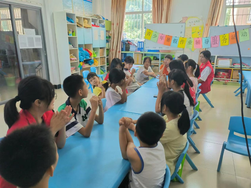 社工与大学生志愿者带领青少年开展互动小游戏.png