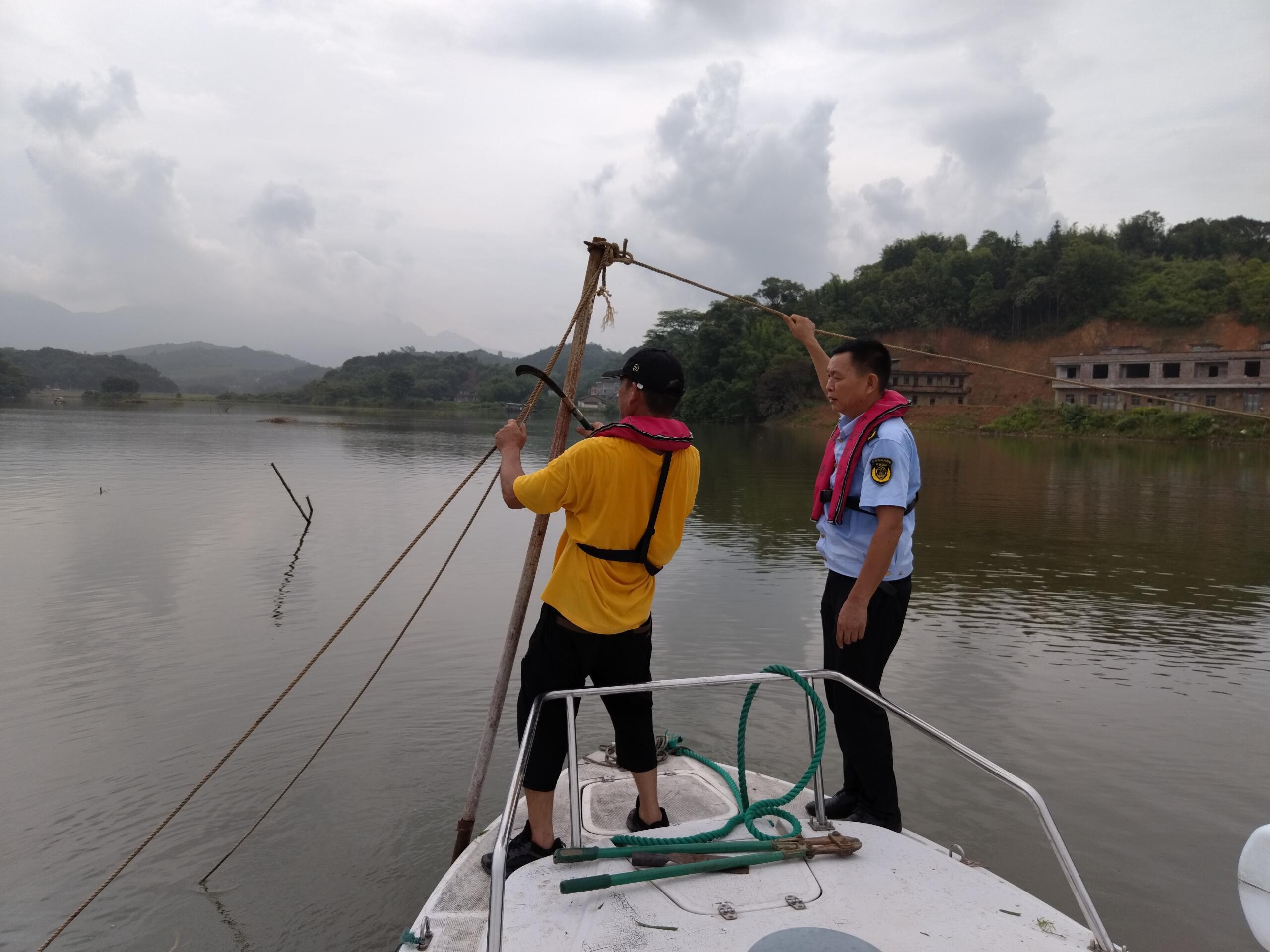 -整治非法捕捞行为 保障渔业安全生产_1