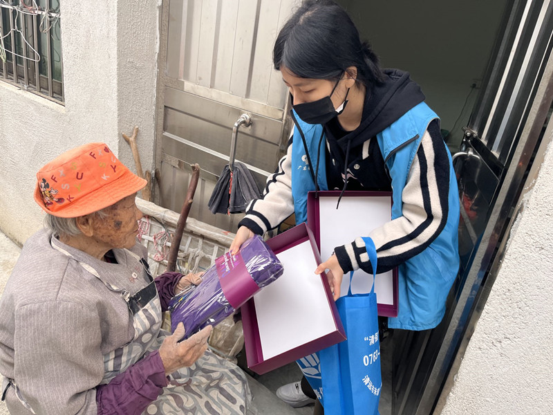 石灰铺镇保安片区社工为群众送上保暖衣4_副本.jpg