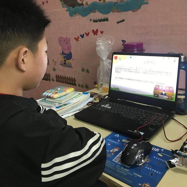 学生在认真上课.jpg