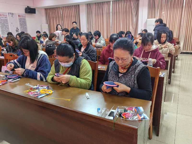 在场学员动手练习刺绣.jpg