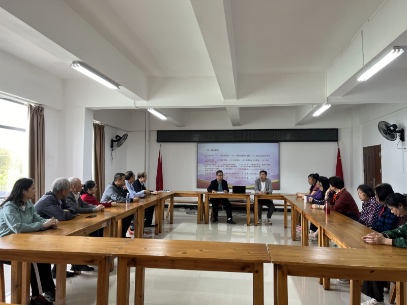 横石塘镇党委委员吴宗典向退休干部职工们介绍横石塘镇关于“百千万工程”工作的开展情况.jpg