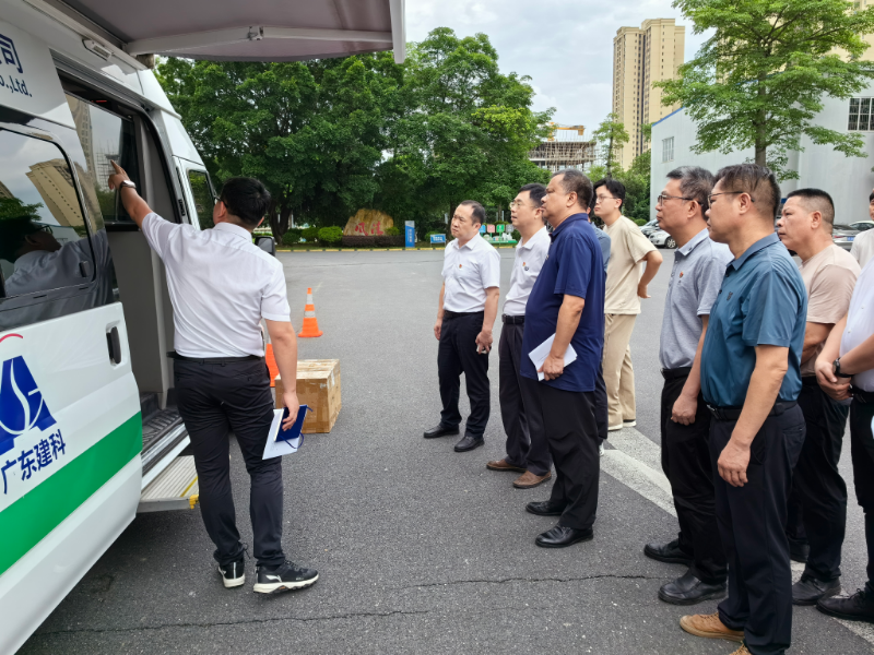 广东建科院有关技术负责同志对5G智能检测车进行介绍和演示.jpg