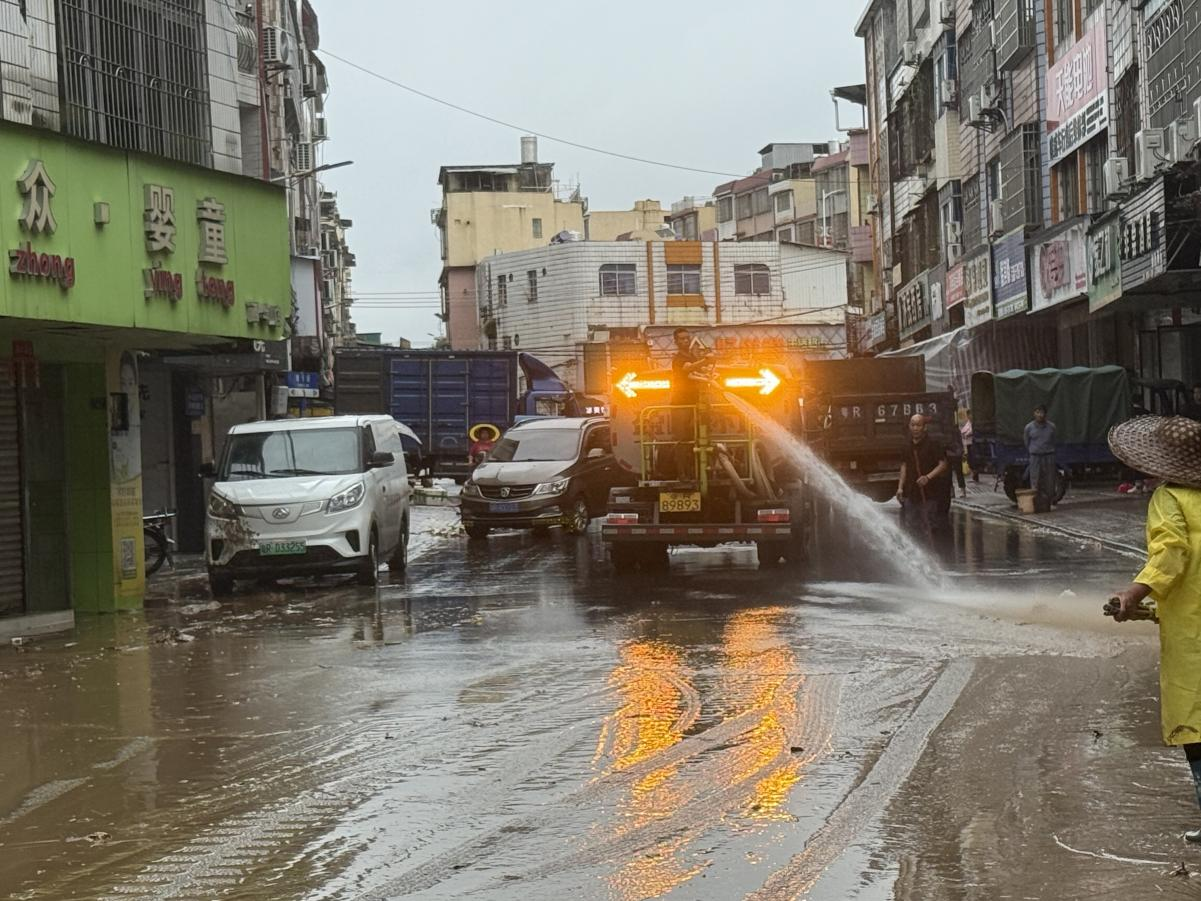 洒水车清理路面积水和淤泥.png