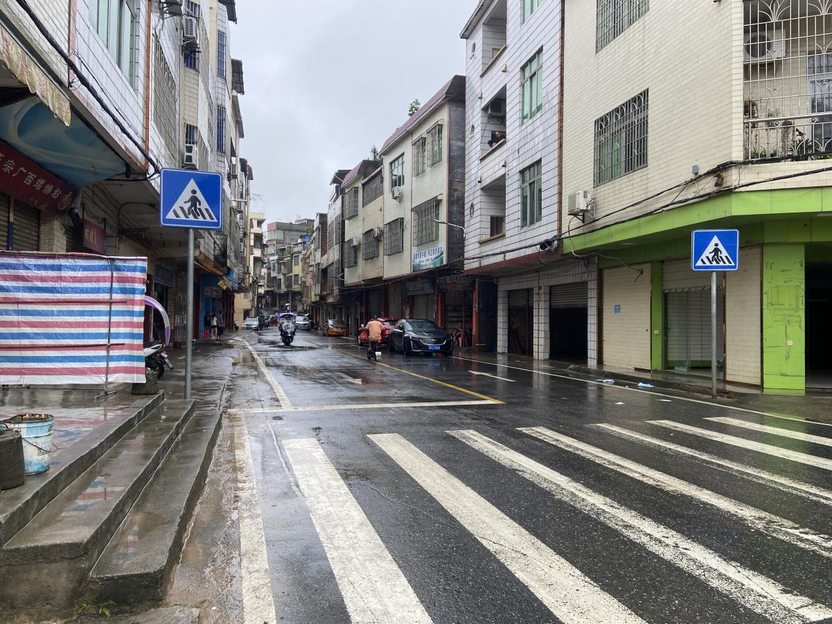 清扫作业完成,街道恢复干净整洁,重现清爽面貌.png