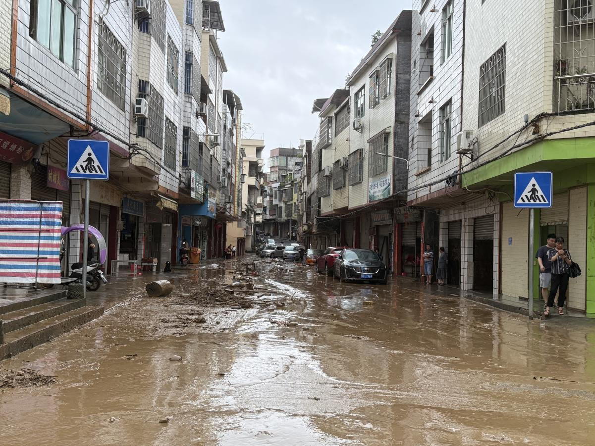 洪水退去后,街道满是淤泥垃圾,一片狼藉.png